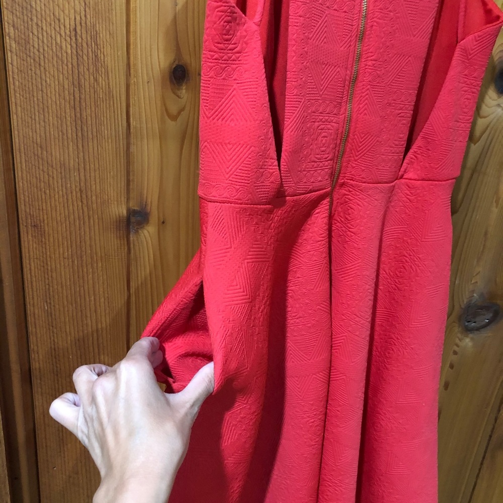 Red dress! - Picture 3 of 4